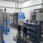 Planta de tratamiento industrial para agua utilizada para diálisis con tanques de acero inoxidable paneles de control automatizado y módulos de ultrafiltración electro desionización