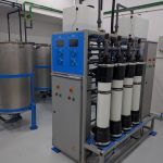 Planta de tratamiento industrial para agua utilizada para diálisis con tanques de acero inoxidable paneles de control automatizado y módulos de ultrafiltración electro desionización