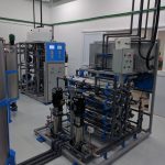 Planta de tratamiento industrial para agua utilizada para diálisis con tanques de acero inoxidable paneles de control automatizado y módulos de ultrafiltración electro desionización