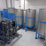 Planta de tratamiento industrial para agua utilizada para diálisis con tanques de acero inoxidable paneles de control automatizado y módulos de ultrafiltración electro desionización